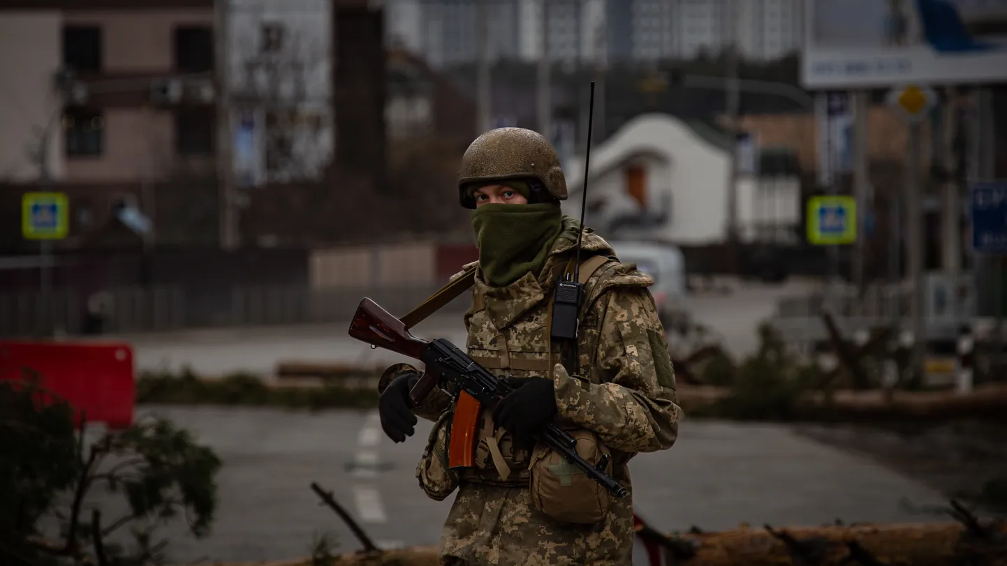 Украинский солдат близ города Ирпень, Киевская область