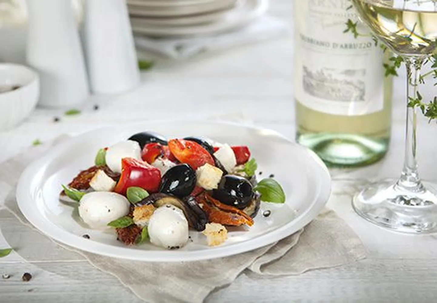 Küpsetatud paprika-, baklažaani- ja mozzarella-salat.