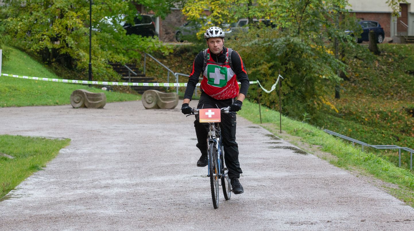 Jalgrattur-meedik Tartu linnamaratonil.