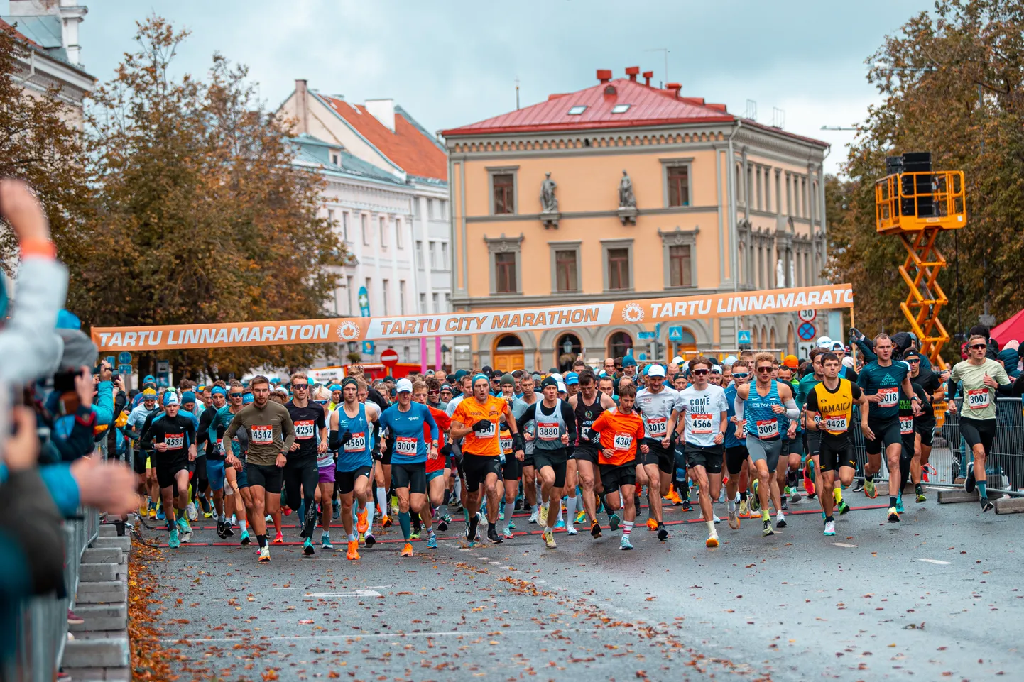 Tartu linnamaraton tõi mullu kesklinna rahvast paksult täis, tänavu tõotab starti tulla aga veelgi enam jooksjaid.