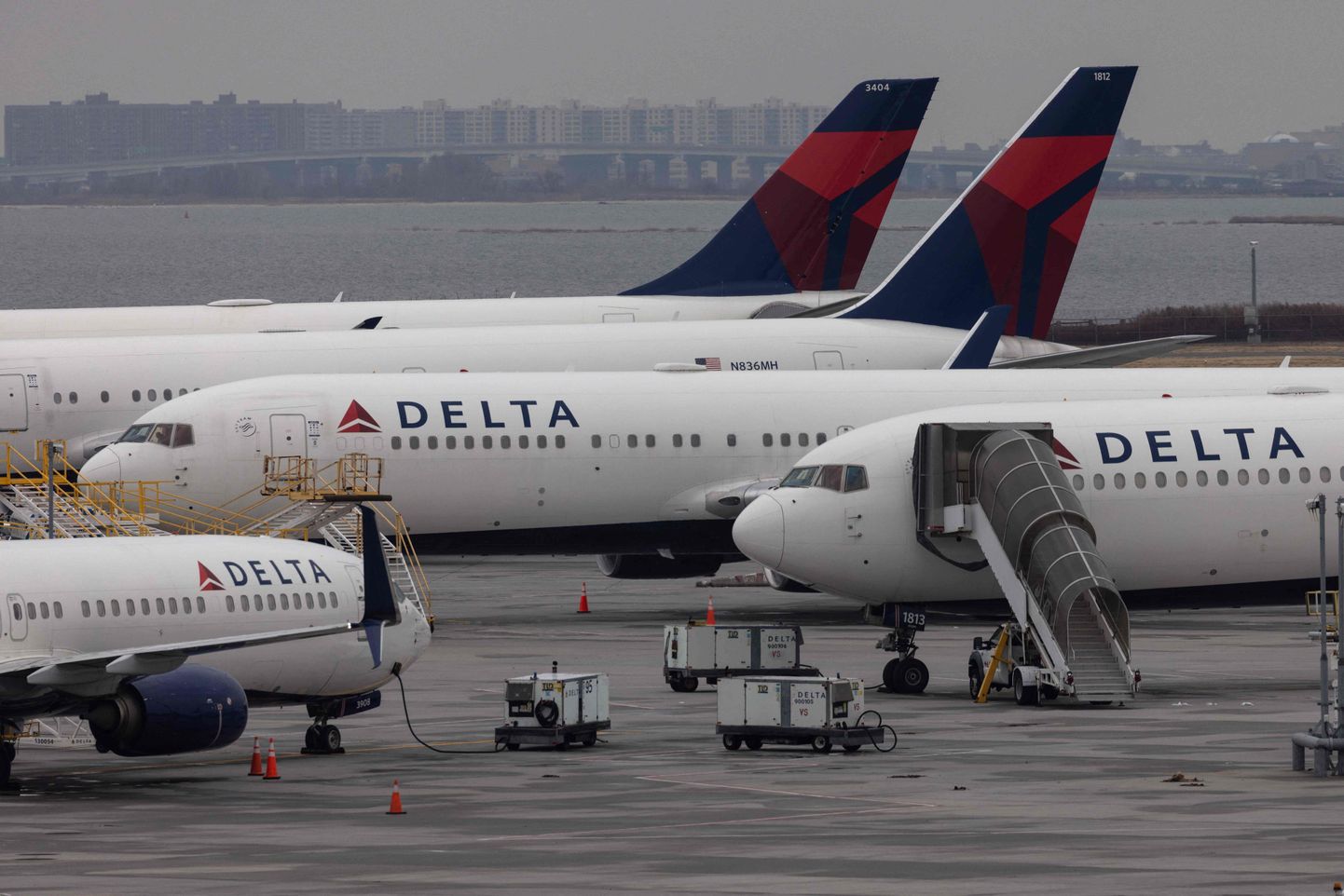 Delta Airlinesi lennukid seisavad 24. detsembril New Yorgi rahvusvahelises lennujaamas.