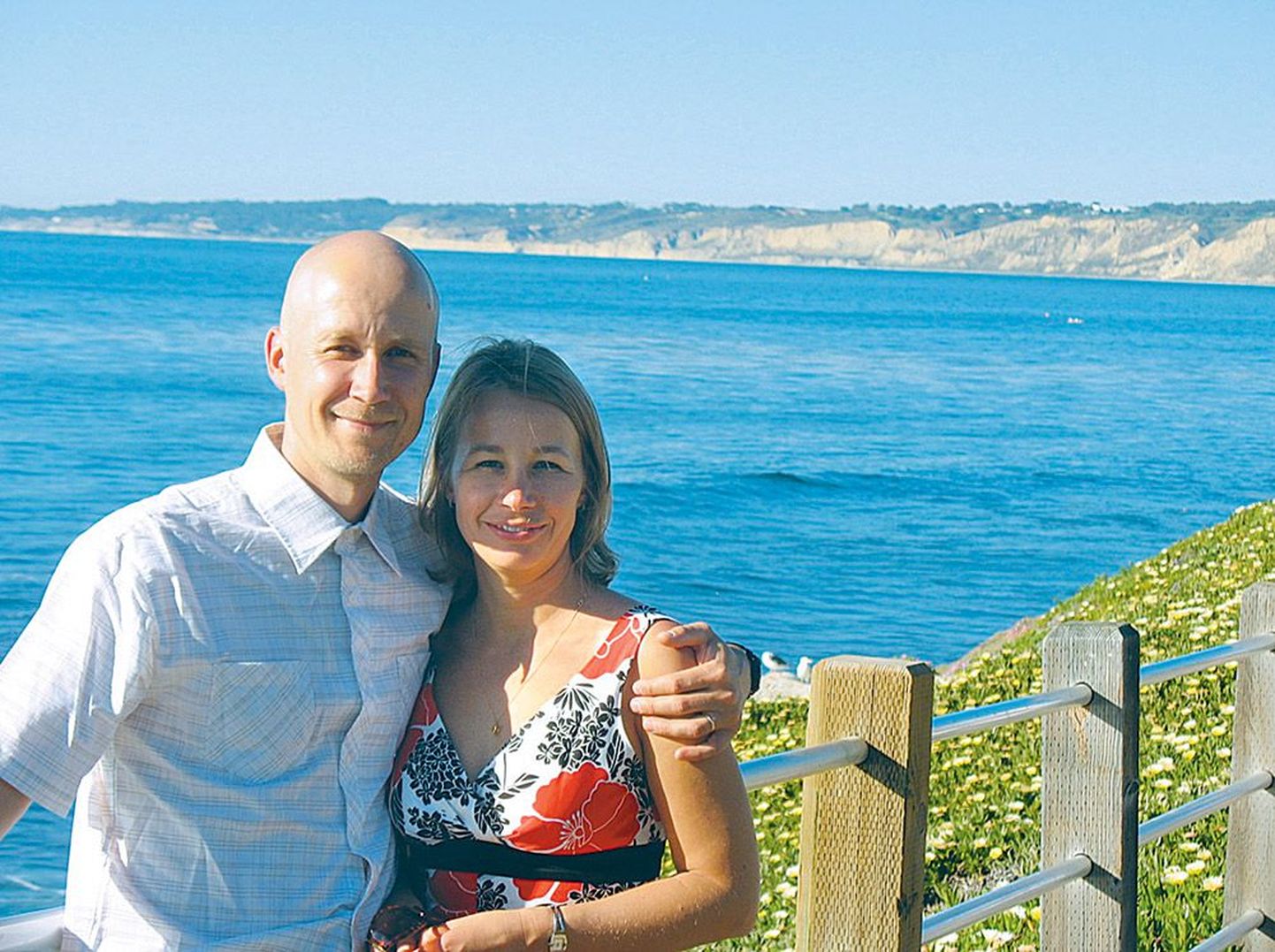 Vähiravis läbimurde saavutanud teadlane Tambet Teesalu koos abikaasa Sillega oma töökoha lähedal California rannikul.