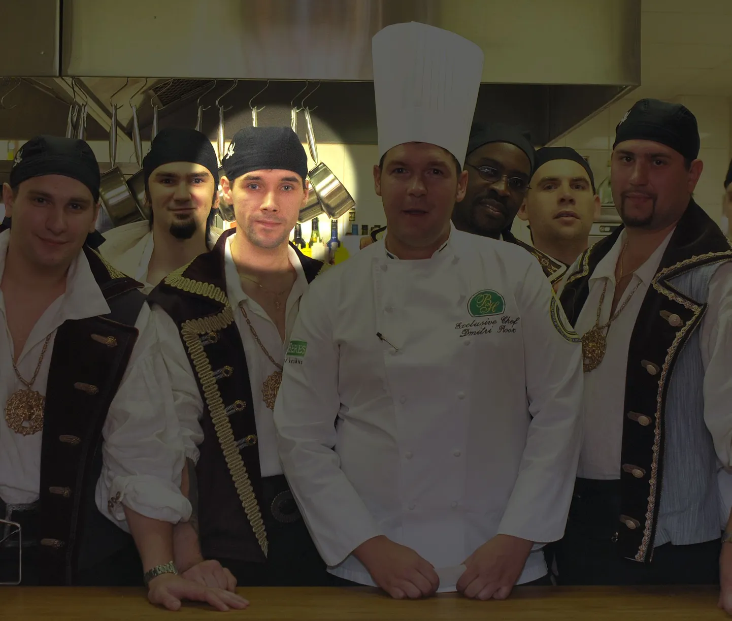 Вячеслав Баюк с коллегами на открытии ресторана "Корсар".