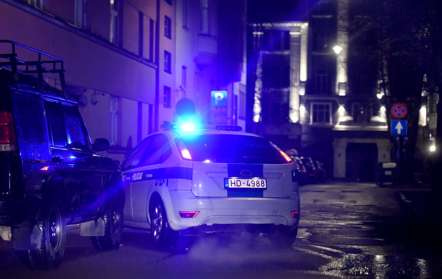 Rīgas pašvaldības policija reida laikā kontrolē, kā tiek ievēroti jaunie komandantstundas ierobežojumi, kad valstī izsludināta ārkārtējā situācija Covid-19 pandēmijas laikā.