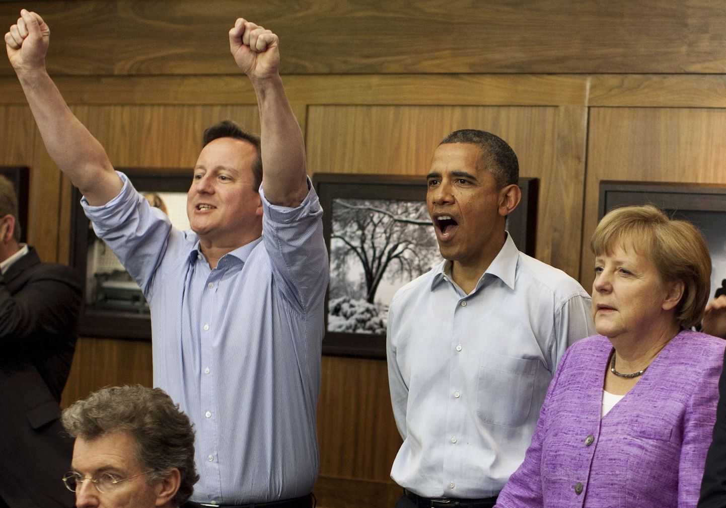Briti peaminister David Cameron (vasakult), USA president Barack Obama ja Saksa kantsler Angela Merkel eile G8 tippkohtumise ajal vaatamas penaltilööke Chelsea ja Bayern Müncheni vahelises Meistrite Liiga finaalis.