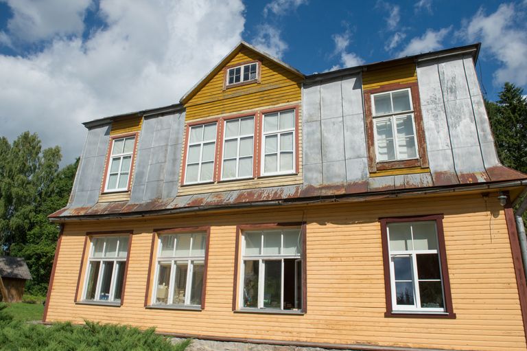 Kalevipoja muuseum paikneb Tartu–Jõhvi maantee ääres, Kääpa külas Jõgevamaal. See pilt on aastast 2017.