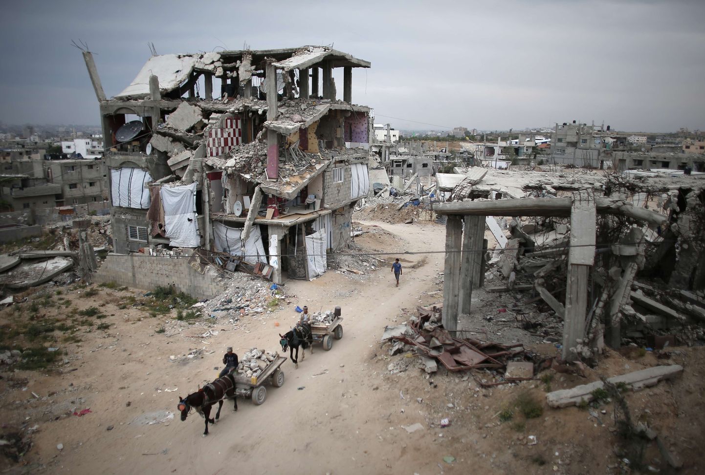 Palestiinlased eile Gaza sektori idaosas Shujaiya linna varemete vahel.