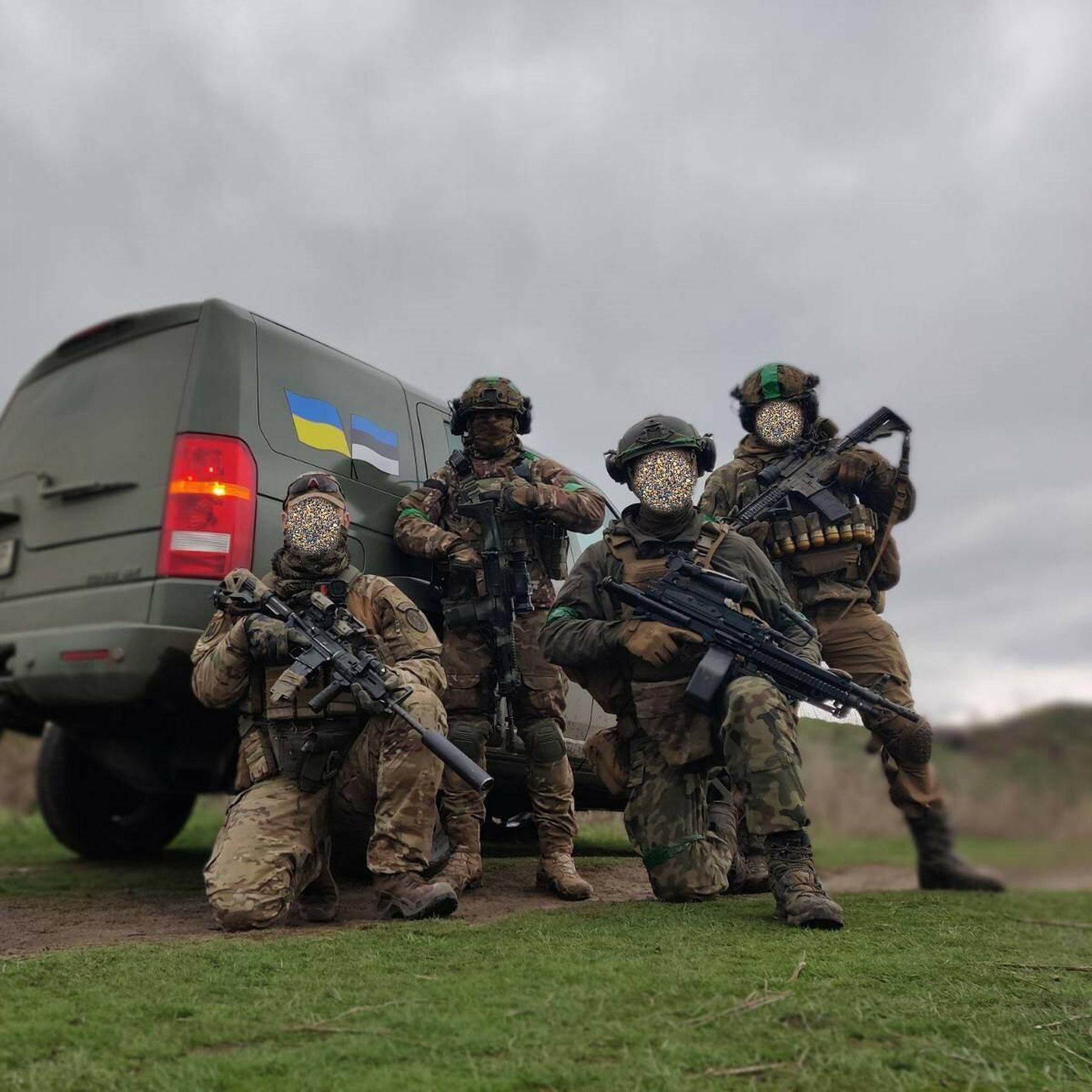 Tanel Kriggul (keskel) kevadel lahingute ajal Bahmuti kaitsmisel. Sõdurite selja taga Eesti toetajate, United Delivery Missioni antud maasturiga Land Rover. 