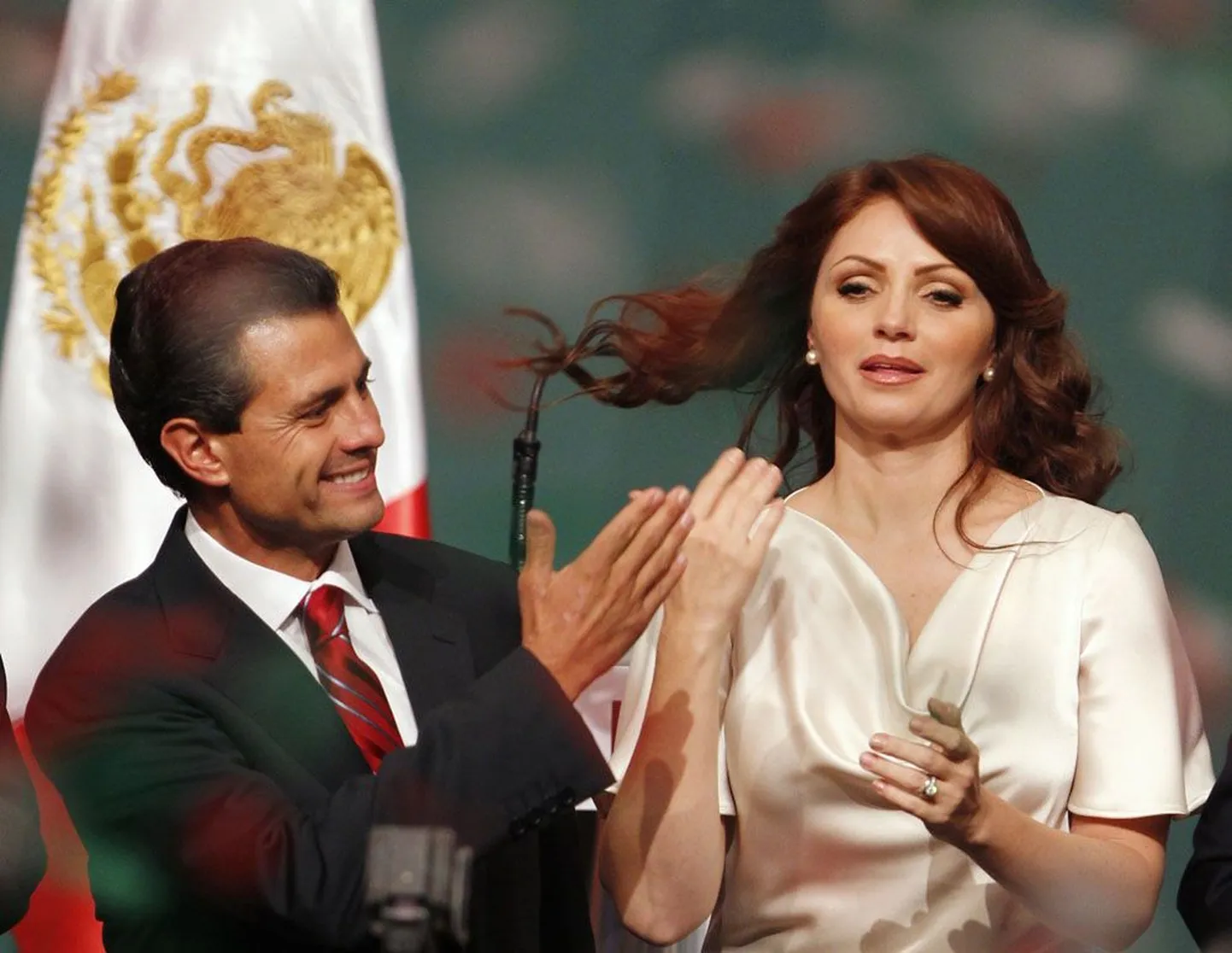 Enrique Peña Nieto koos abikaasa, seebiooperitest tuntud Angélica Riveraga võitu tähistamas.