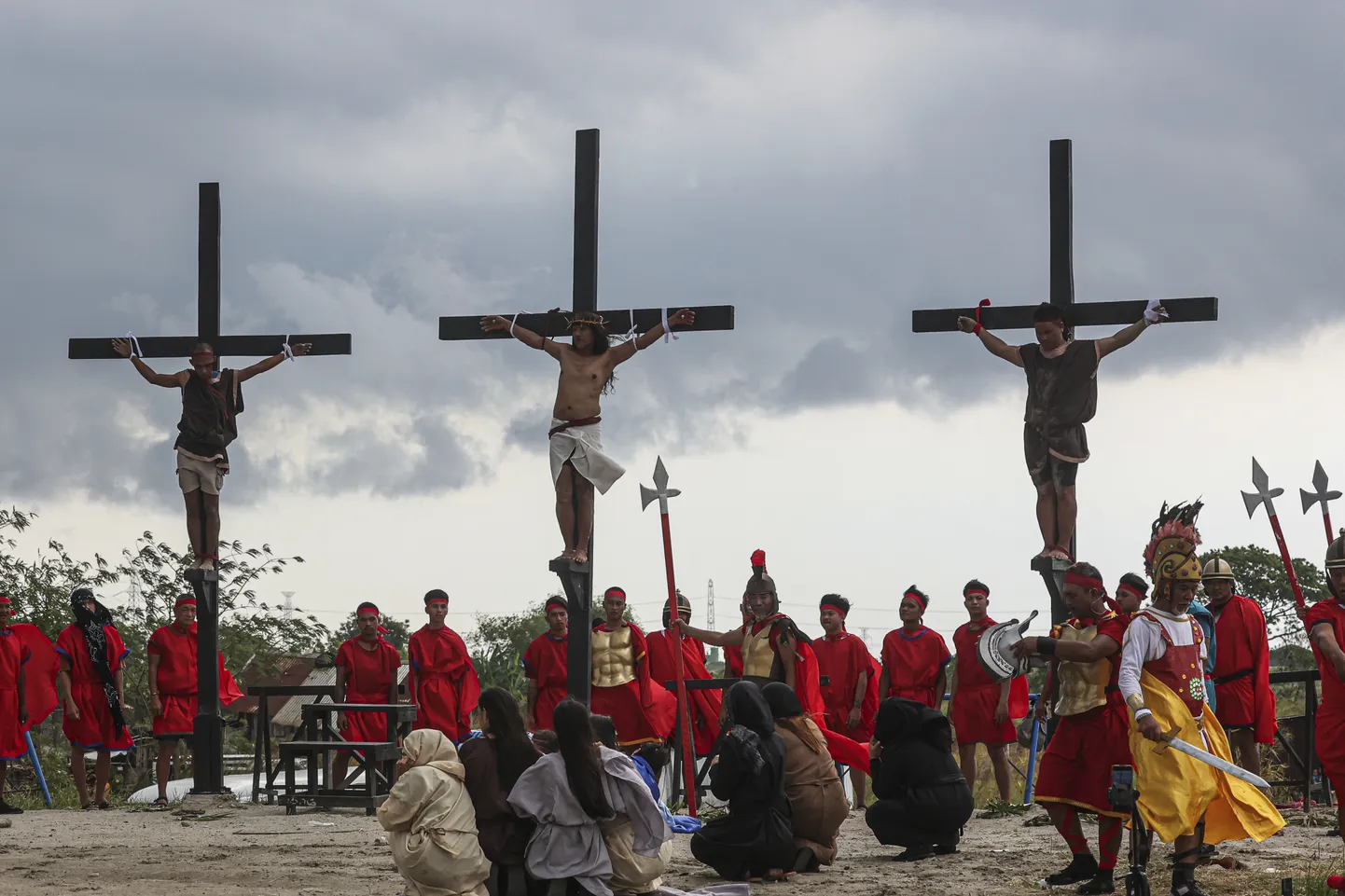 Традиция Страстной пятницы на Филиппинах - нескольких верующих прибили к крестам