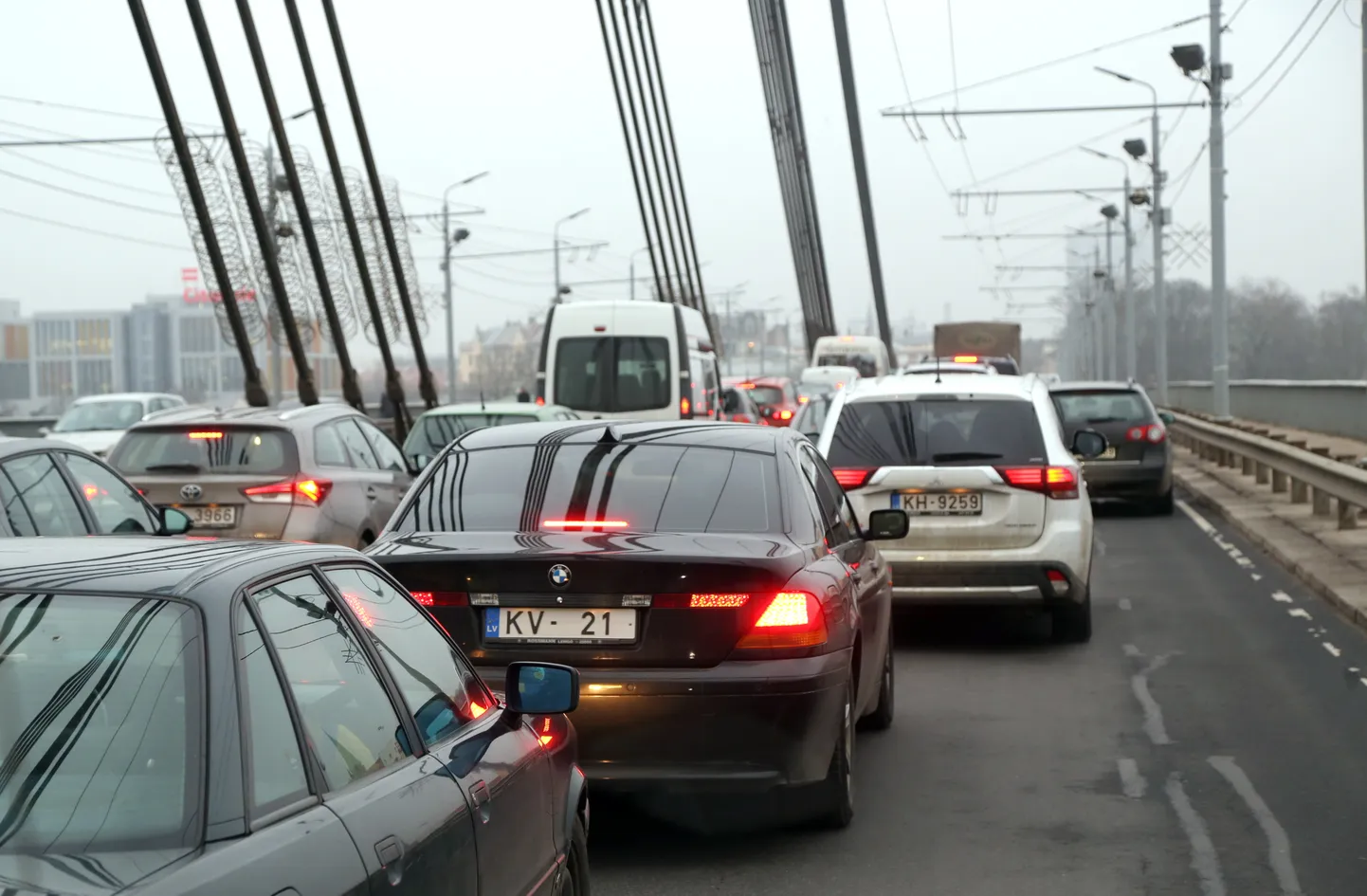 Transporta sastrēgums uz Vanšu tilta centra virzienā.