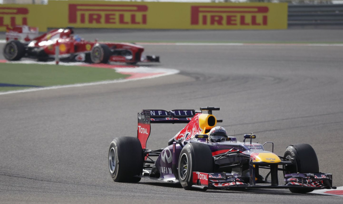 Sebastian Vettel kihutamas Bahreinis võidu poole.