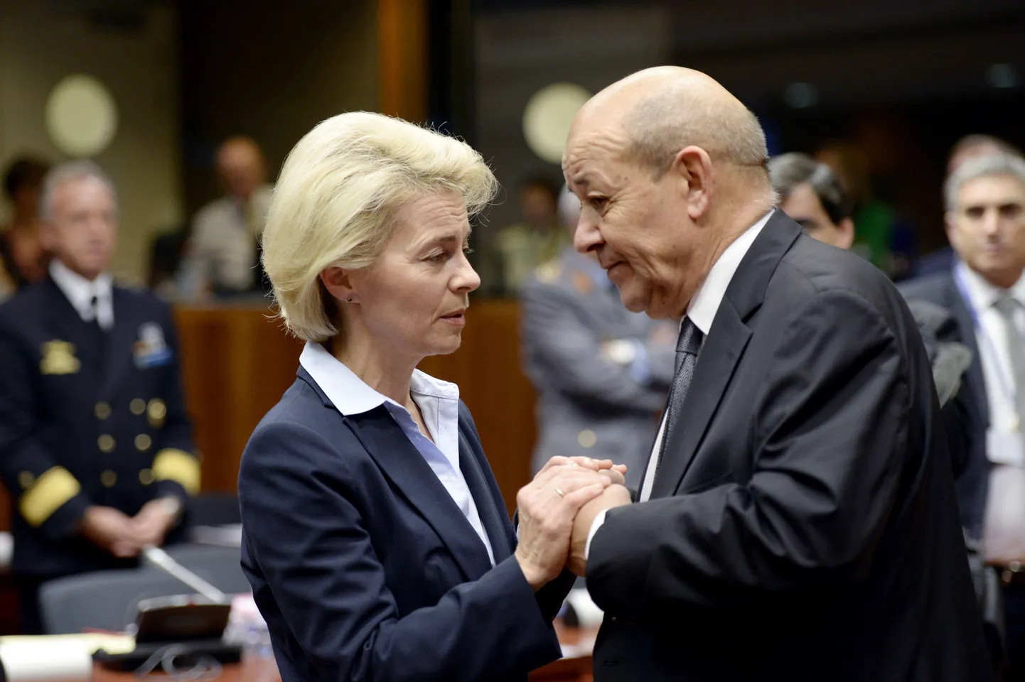 Prantsuse kaitseminister Jean-Yves Le Drian ja tema Saksa kolleeg Ursula von der Leyen täna Brüsselis enne ELi kaitseministrite kohtumise algust.