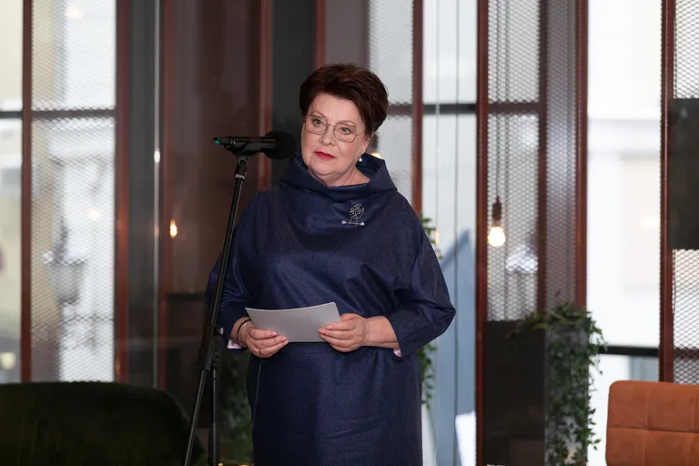 Sirje Karis.