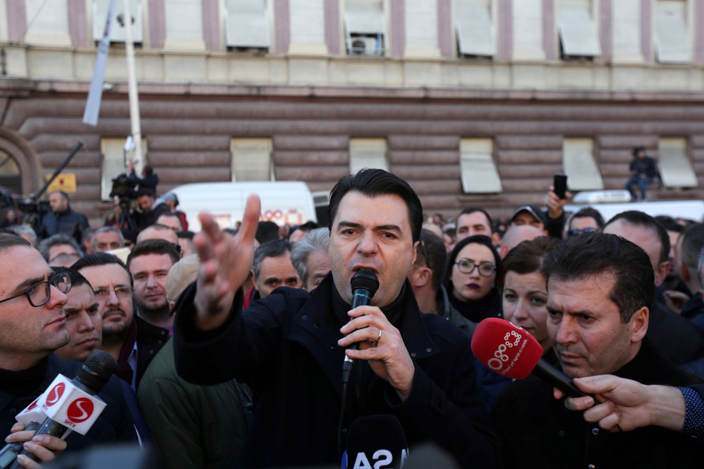 Albaania opositsiooni kuuluva paremtsentristliku Demokraatliku Partei juht Lulzim Basha laupäeval Tiranas toimunud meeleavaldusel.