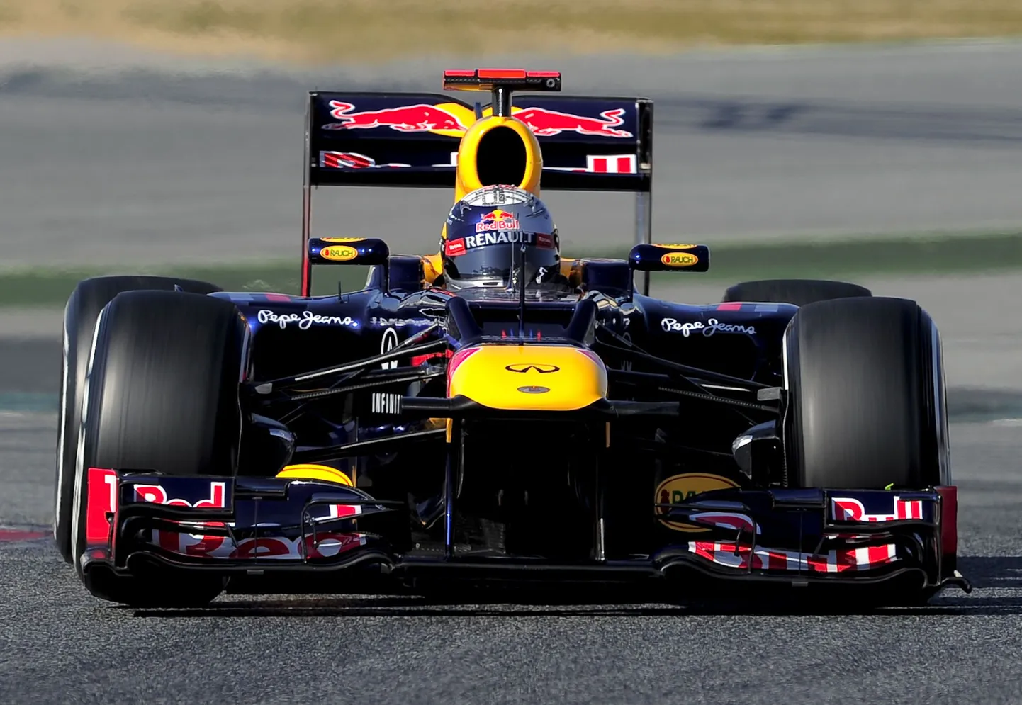 Sebastian Vettel kihutamas Barcelona ringrajal.