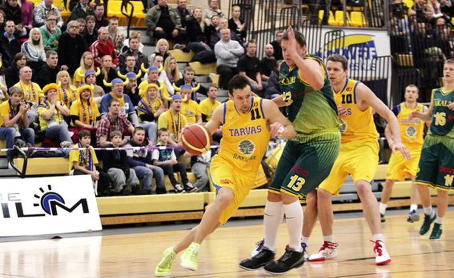 Juris Umbraško (palliga) oli reedel kodupubliku toetusel Vilniuse Saka­lai vastu mängides 33 punktiga Tarva säravaim mängumees.