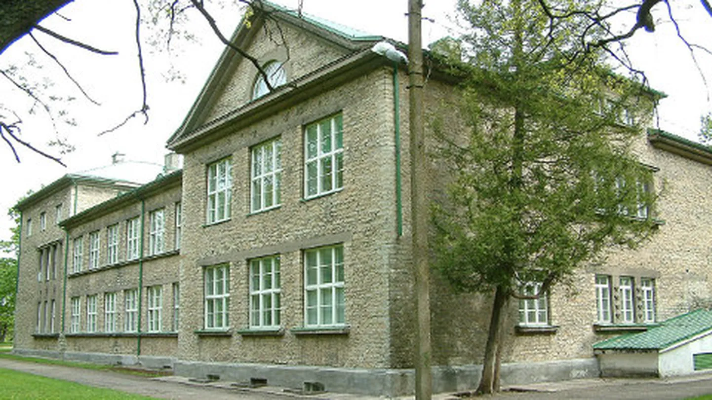 Lüganuse volikogu võttis vastu otsuse, mille kohaselt kool jätkab gümnaasiumihariduse andmist veel vähemalt ühe aasta. See tähendab, et sügisel avatakse kümnes klass, kuhu astumise vastu on praeguseks huvi tundnud viis õpilast.