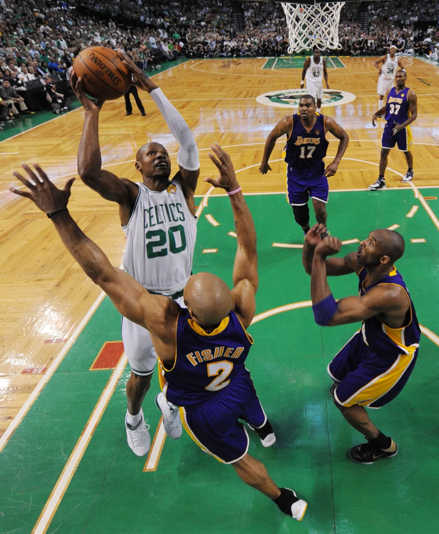 Ray Allen viset sooritamas, teda kaitseb Derek Fisher