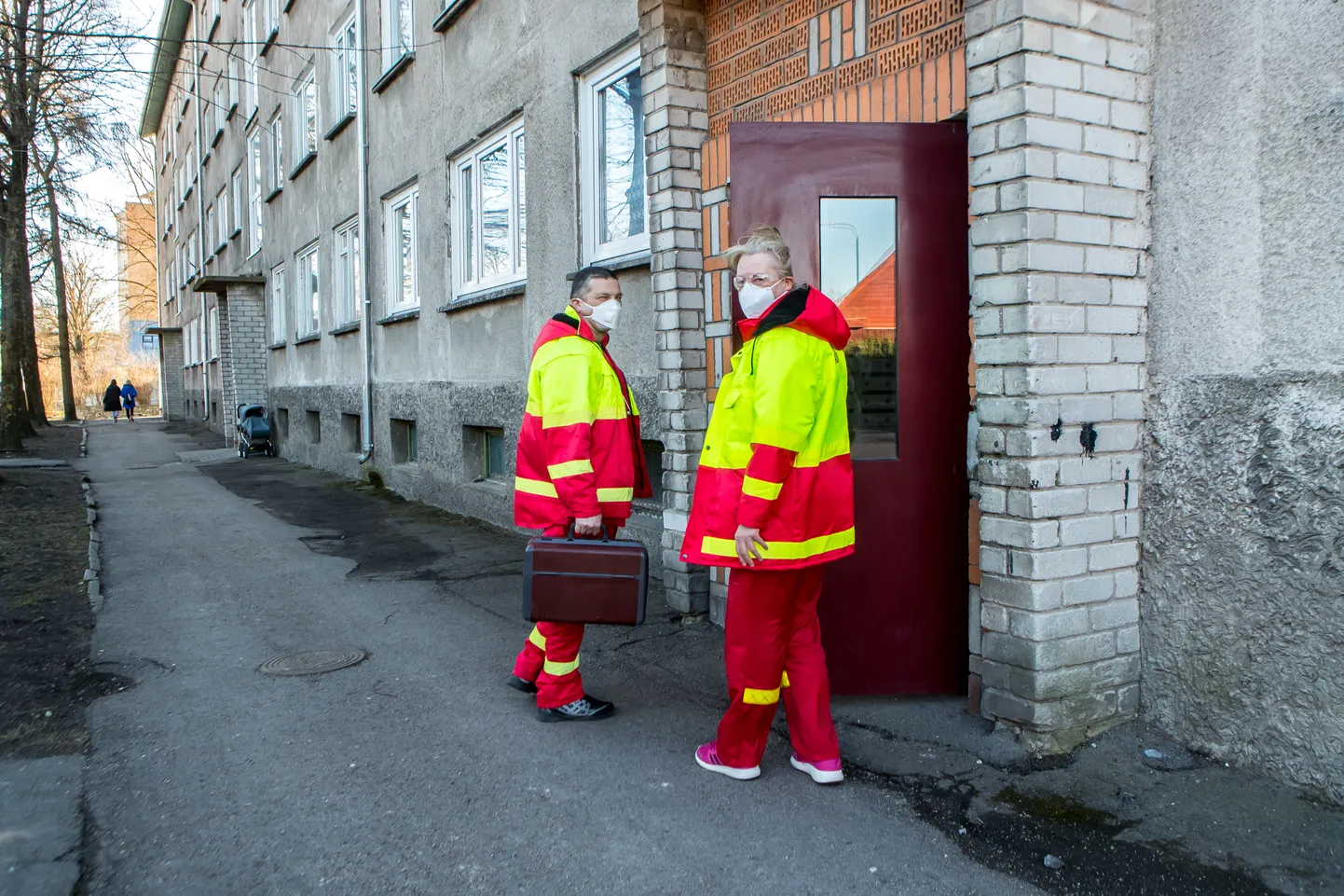 KUHU MINNA? Kiirabitehnik Rene Killandi ja kiirabiõde Mare Kirr Kuressaares Rootsi tn 1 maja ees, kuhu kiirabil tuli 2021 väljakutsele minna ning nummerdamata trepikodadest pidid õiget korterit otsima.