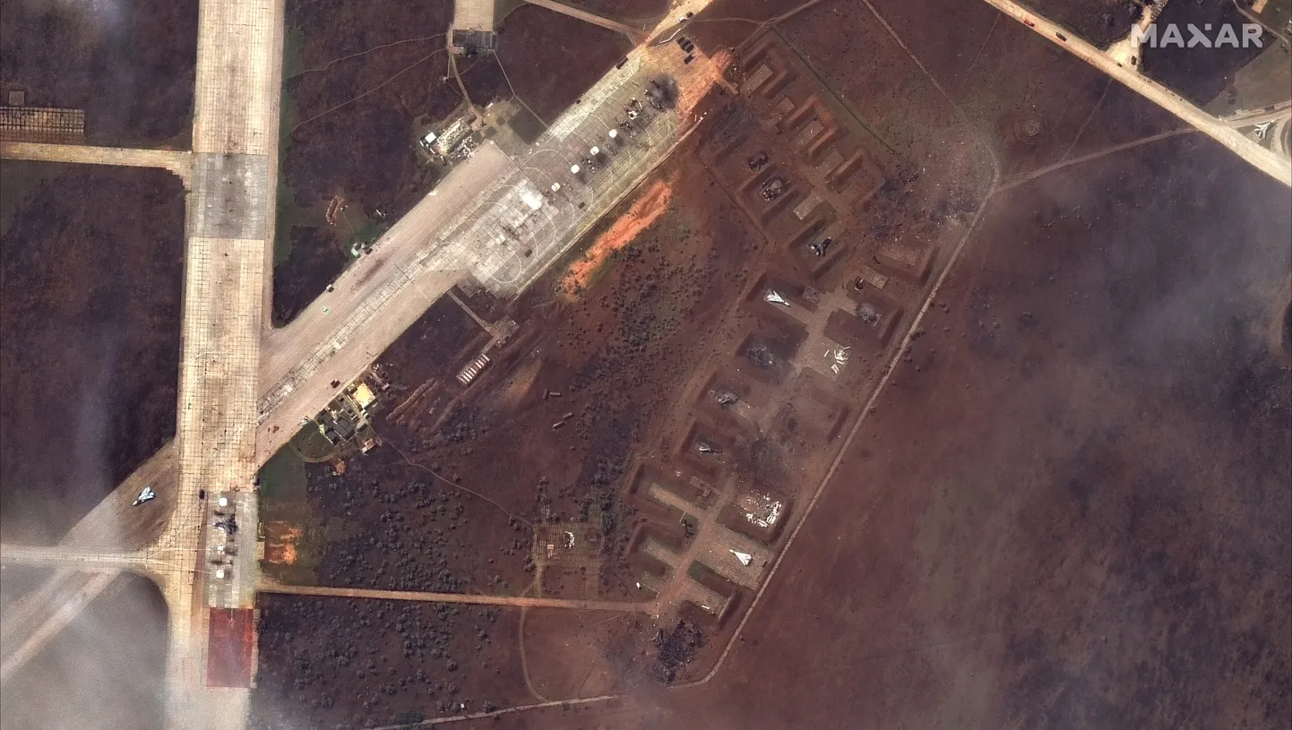 Военный аэродром Саки после атаки.