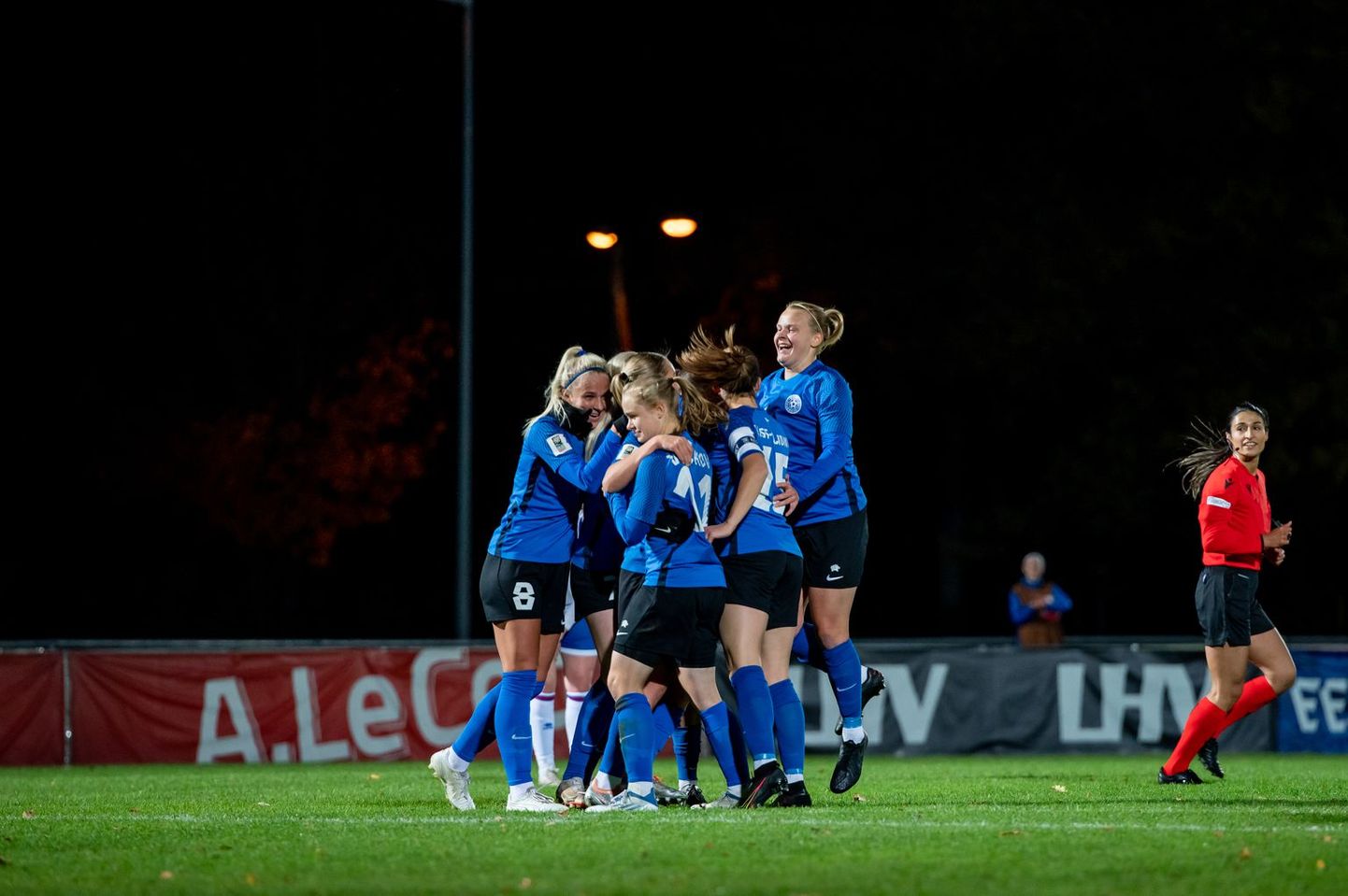 Женская сборная Эстонии по футболу празднует победу.