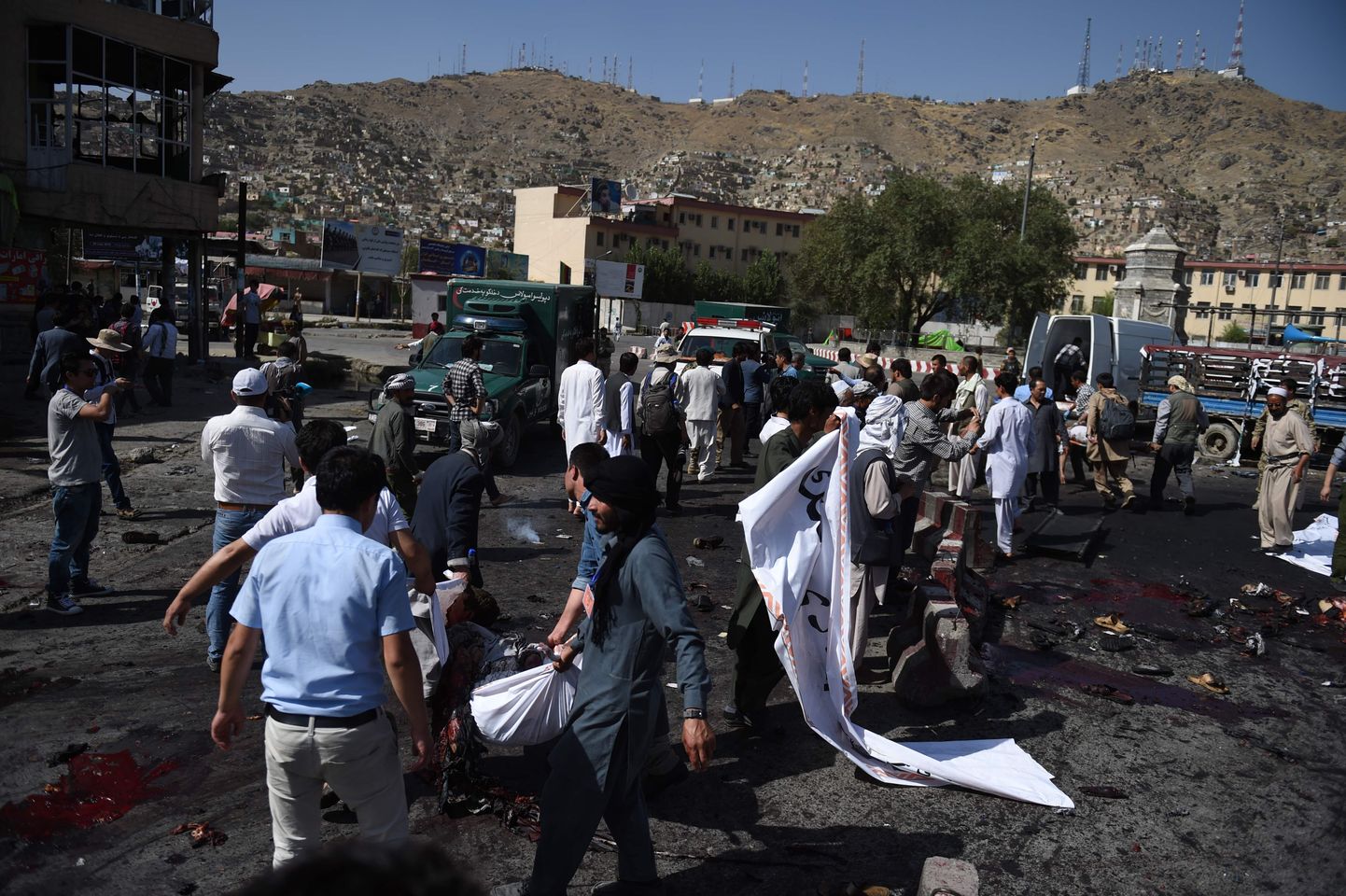 Deh Mazangi väljak Kabulis 23. juulil 2016, kui kaks ISISele truudust vandunud enesetaputerroristi õhkisid end rahvarohke šiitide kogunemise ajal, tappes üle 85 inimese.