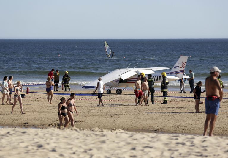 Люди на пляже после инцидента /AP