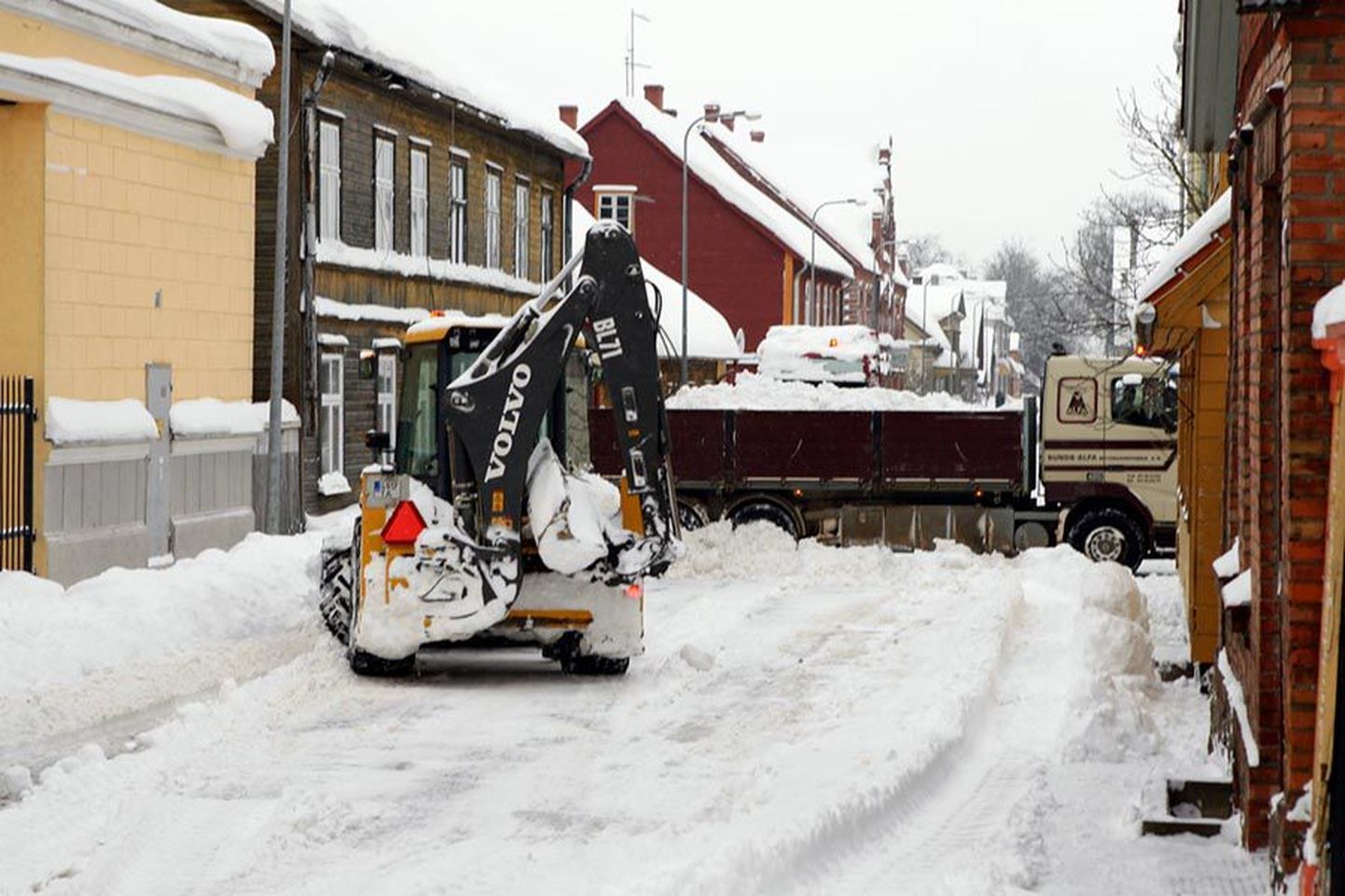 Jaan Viljase sõnul veetakse lund Viljandist ära ööpäev läbi. Eile lõuna ajal vabanes lumehunnikutest Posti tänav.