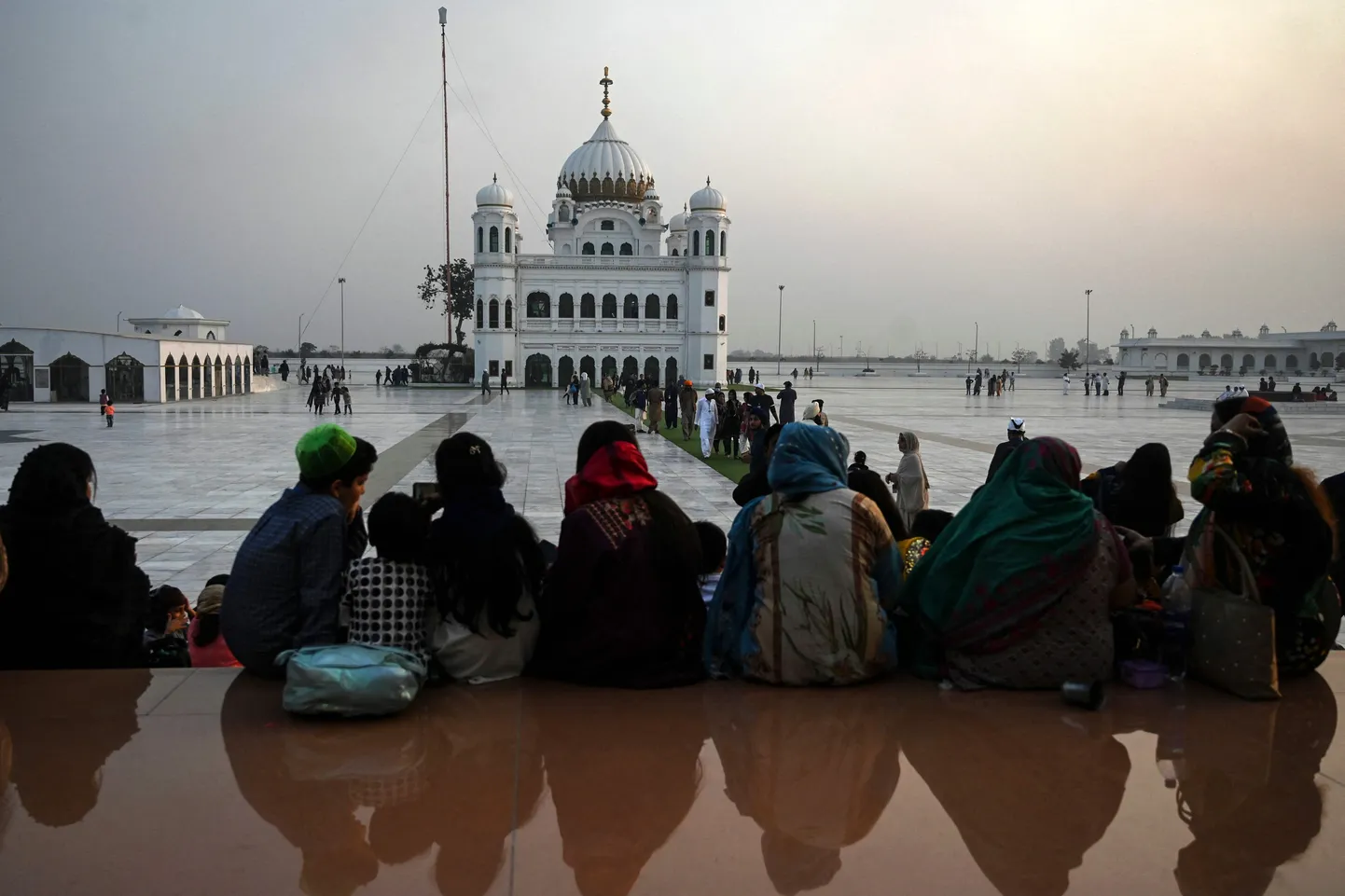 Sikhi palverändurid istumas Gurdwara Darbar Sahib templikompleksis Pakistani Kartarpuri linnas.