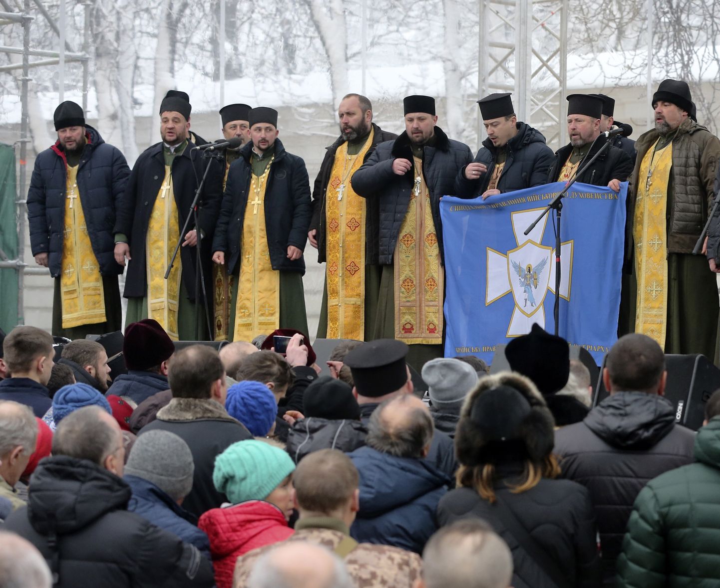 Õigeusupreestrid Kiievis ukrainlastega rääkimas.