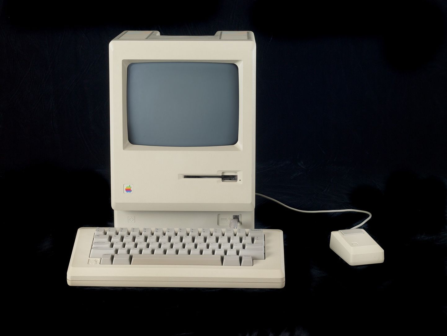 Apple´i üks asutajatest ja juht Steve Jobs esitles 1984. aastal uut arvutit Macintosh kui võimalust igaühel arvutit kasutama hakata, kuna see on lihtne, odav ja mugav. Hind oli sel masinal 2500 dollarit, mis siiski polnud veel väga taskukohane.