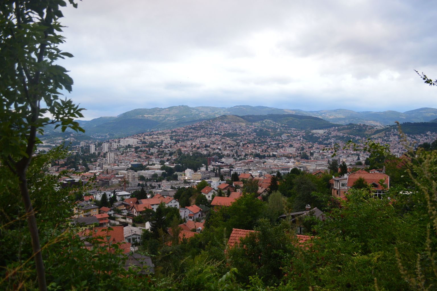 Piklikus orus asuv Sarajevo on seda ümbritsevatelt mäenõlvadelt vaadates otsekui peo peal.