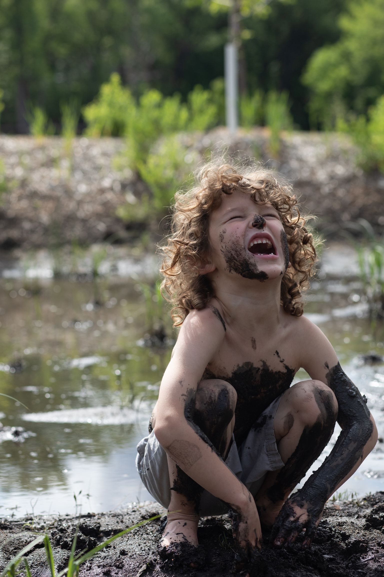Laps mängimas suvel mudas. Pilt on illustreeriv