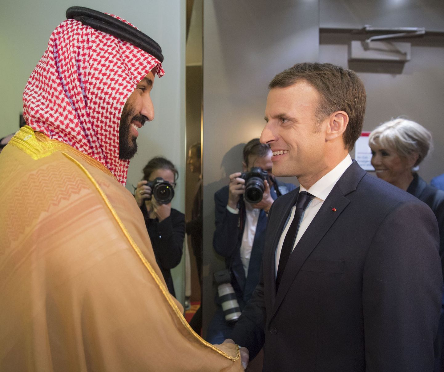 Saudi Araabia kroonprints Mohammed bin Salman kätlemas neljapäeval õhtul Saudi kuningapalees Prantsuse presidendi Emmanuel Macroniga.