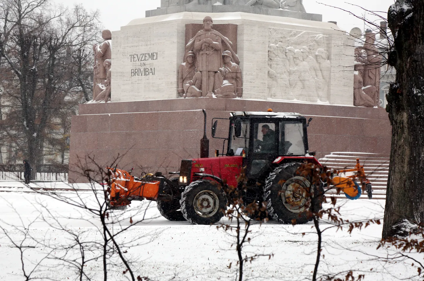 Traktors uzkopj teritoriju pie Brīvības pieminekļa.