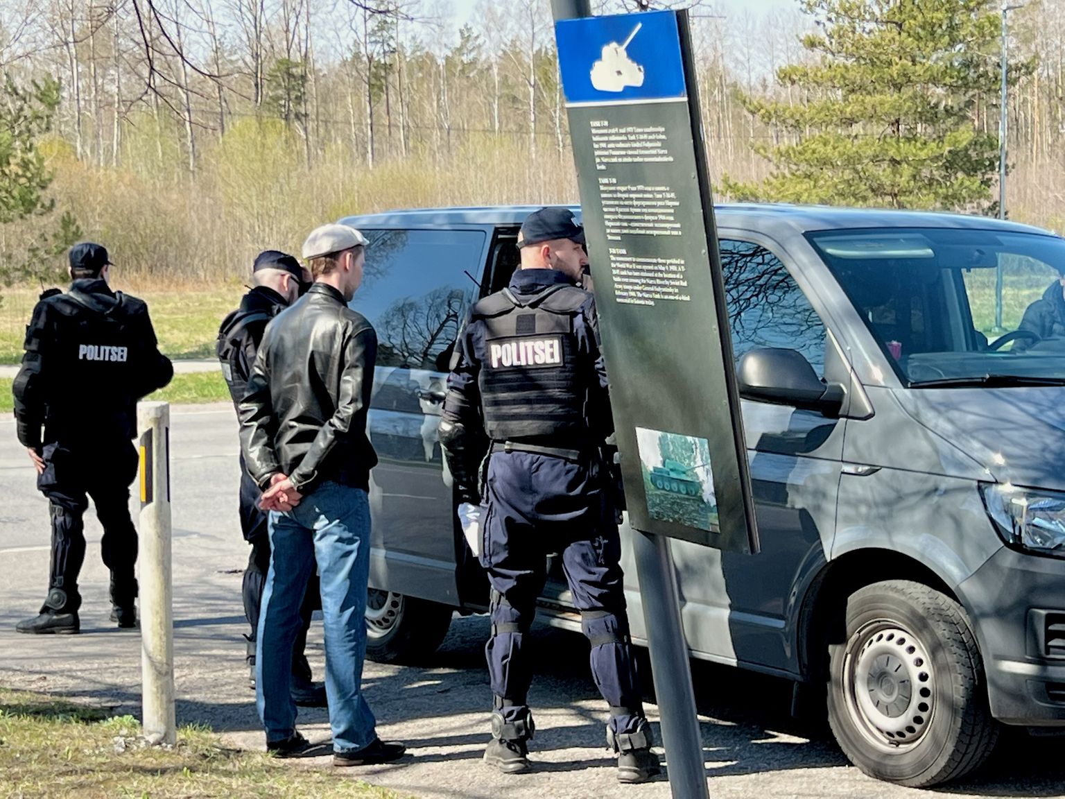 Полиция за работой у нарвского памятника "Танк Т-34" 9 мая.