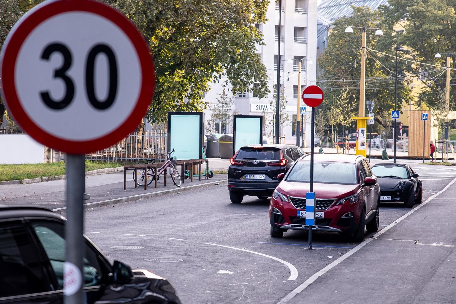 Teisipäeva hommikul jäi silma vaid üks Kotzebue tänaval keelumärgi alt läbi sõitnud auto. FOTOd: Sander Ilvest