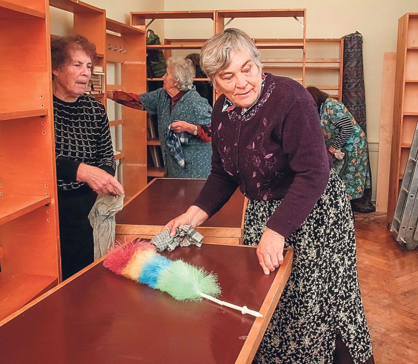 Eelmisel nädalal sättisid Vana-Pärnu kultuurikeskuse naised (esiplaanil ansambel Hõbene laulja Aino Reepalu) paika käsitöötoa laudu ja ülejäänud sisustust.