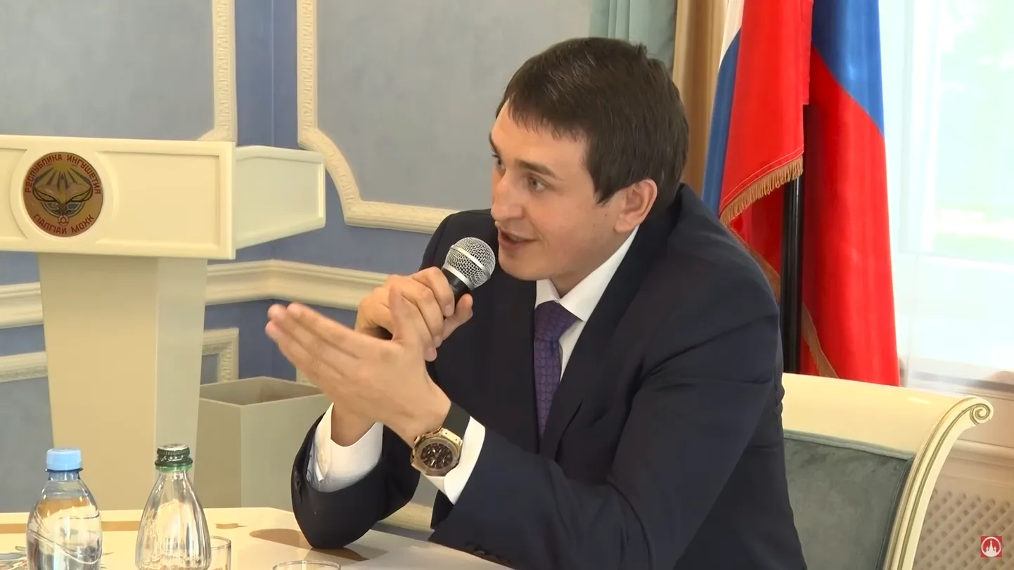 Vitali Borodin rääkimas korruptsioonist paneeldiskussioonil.