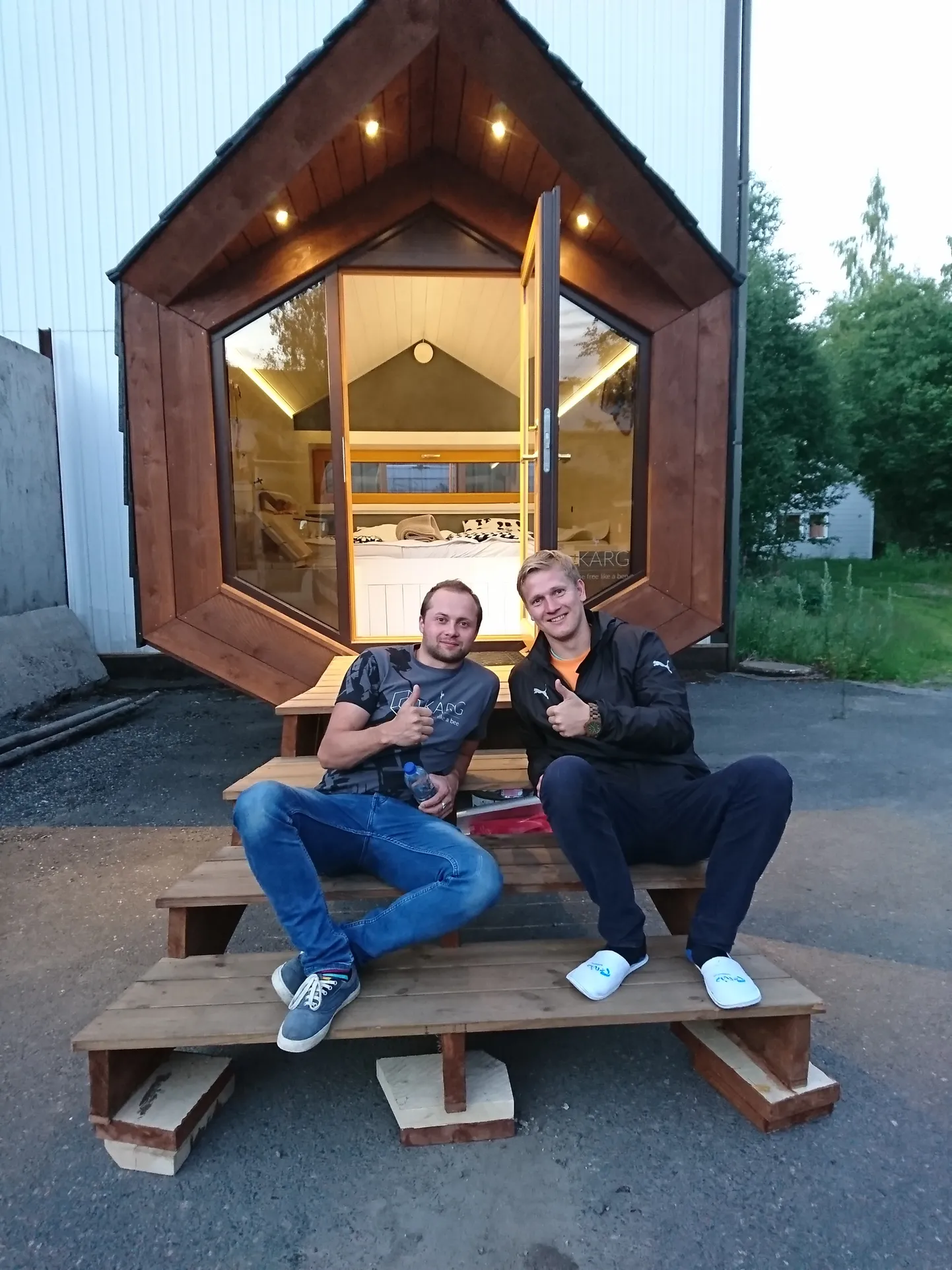 Kuigi kööki ega WCd puhkemajja ei mahu, saab selle suures voodis edukalt välja magada iga ilmaga. Maja idee käis välja Kodu Kuubis OÜ tegevjuht Germo Karro (paremal) ning selle reaalse kuju töötas välja firma insener ja Soome turu juht Sten Hoolma.
