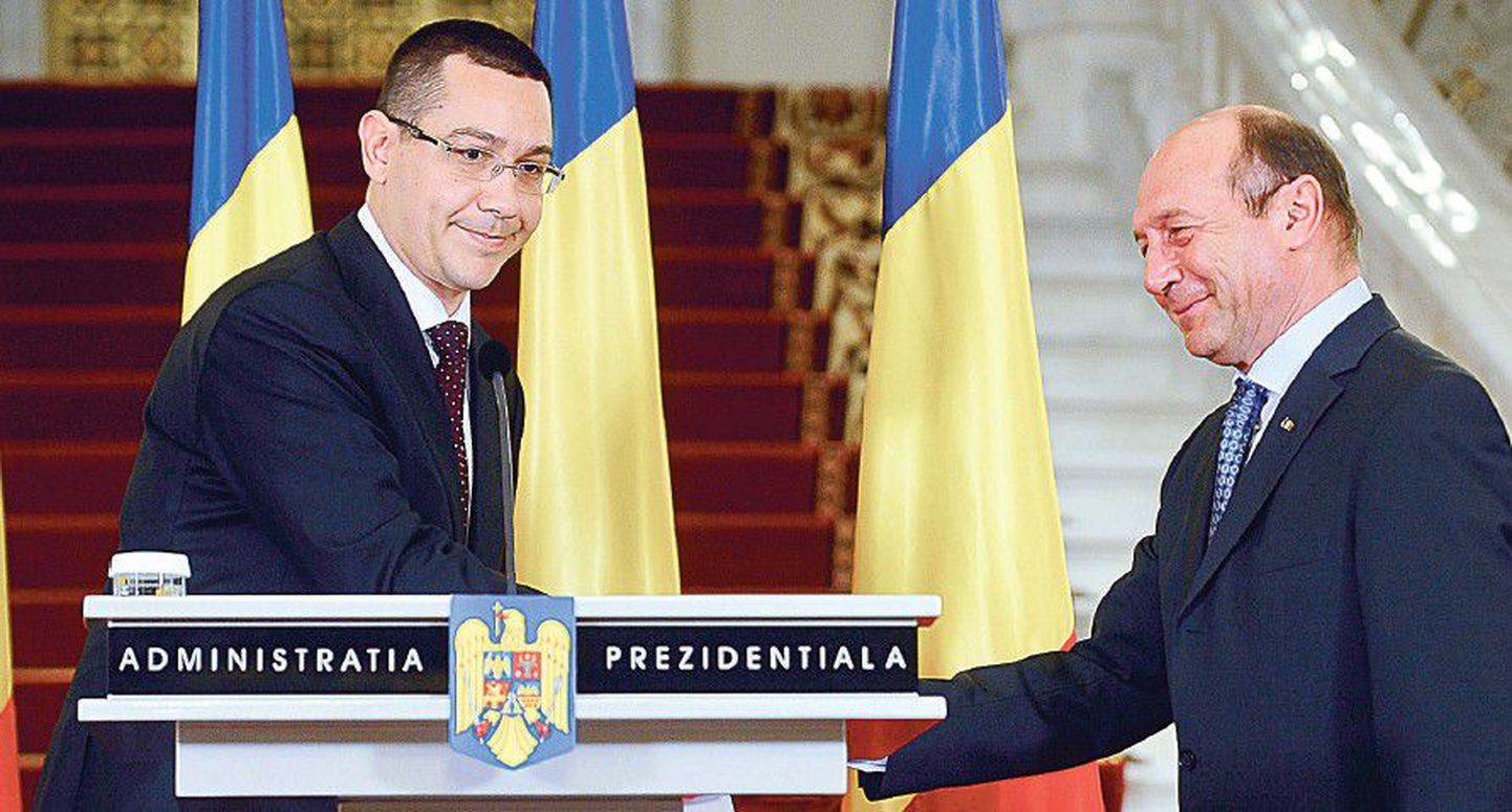Varsti pärast rõõmsaid käesurumispilte Victor Ponta (vasakul) ametisse määramisest selgusid Ponta lahkhelid president Traian Basescuga.