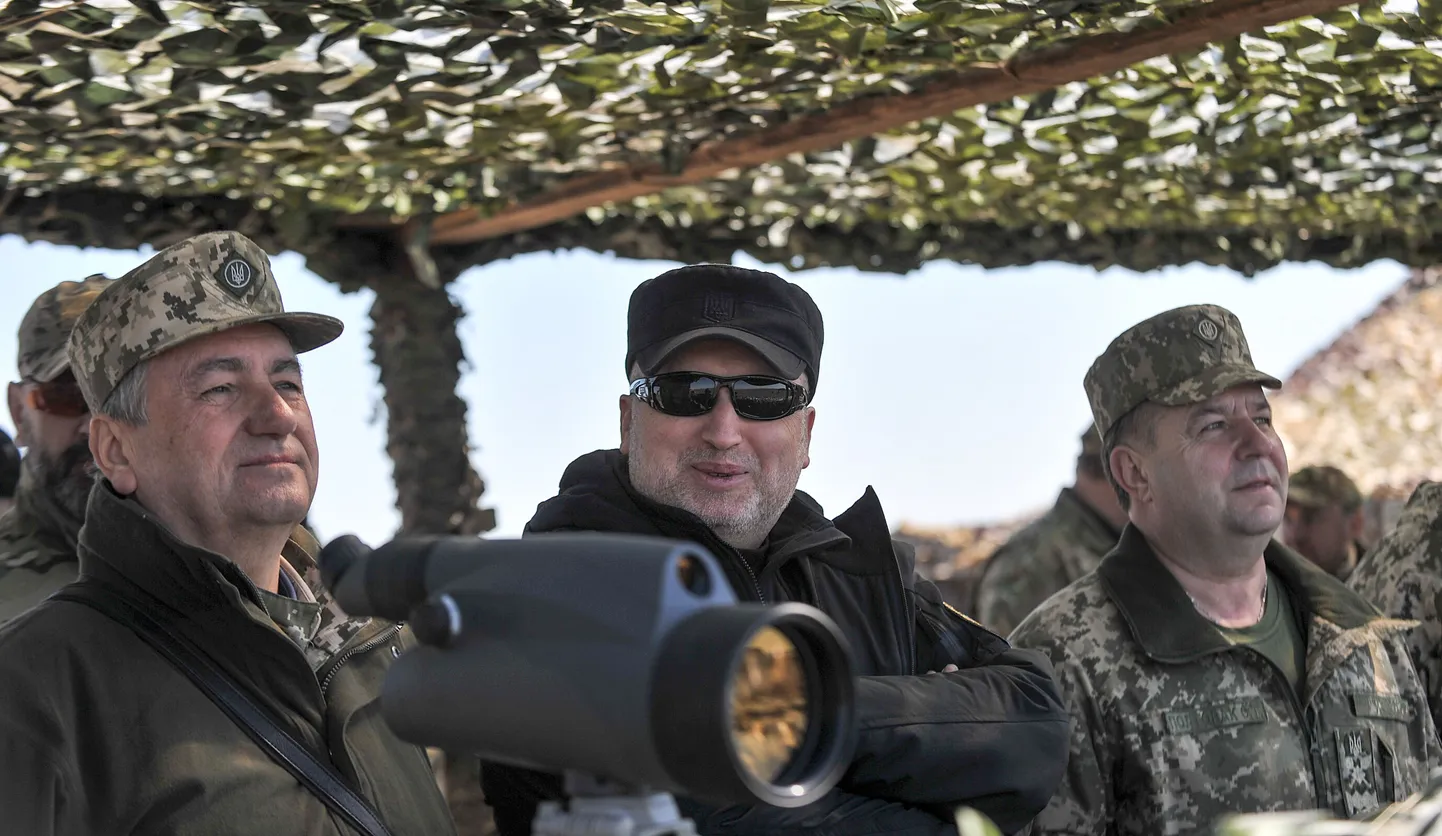 Ukraina kaitseminister Stepan Poltorak (vasakul) ja julgeolekunõukogu sekretär Oleksandr Turtšõnov. (keskel).