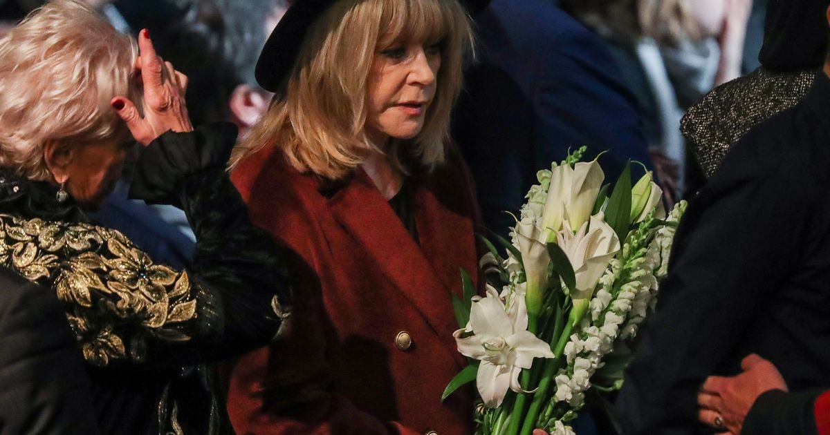 Пугачева на похоронах. Похороны аллы пугачевой. Когда похороны аллы пугачевой. Пугачева на похоронах кобзона. Могила аллы пугачевой на кузьминском кладбище.