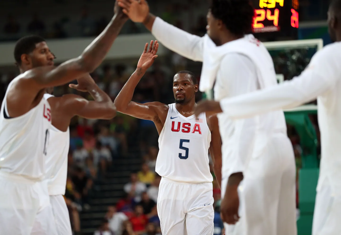 Kevin Durant (keskel)