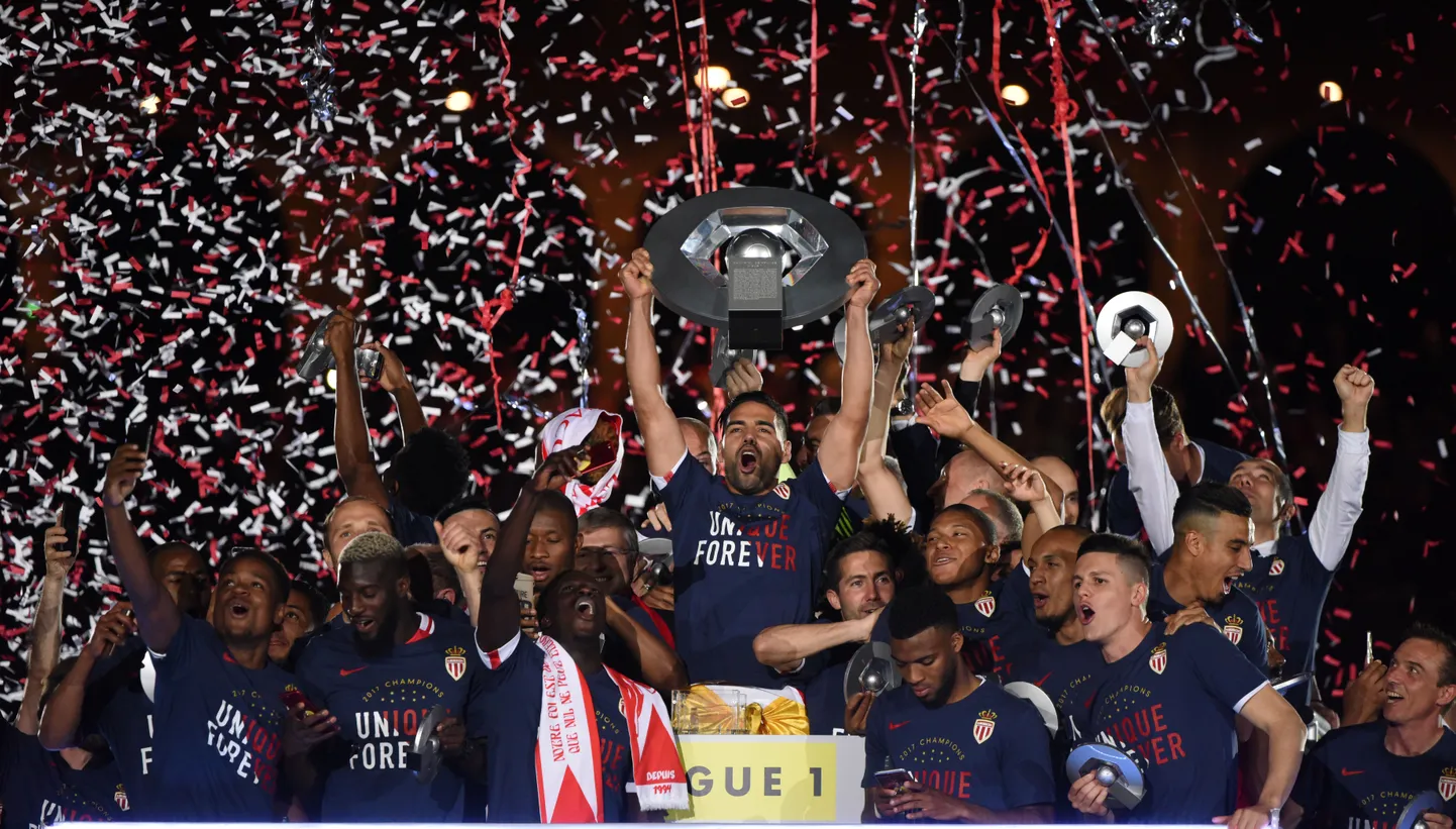 AS Monaco jalgpallimeeskond tähistamas tiitlivõitu.