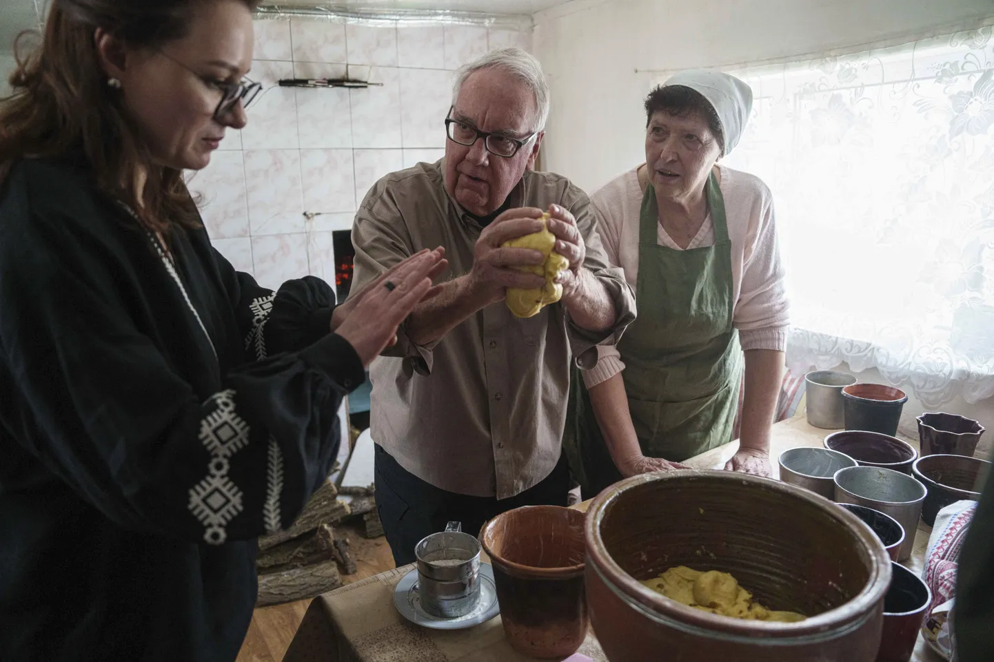 Howard G. Buffett eelmisel nädala Ukrainas. Vasakul Ukraine majandusminister Yuliia Svyrydenko ja kohalik naine jõulurooga valmistamas.