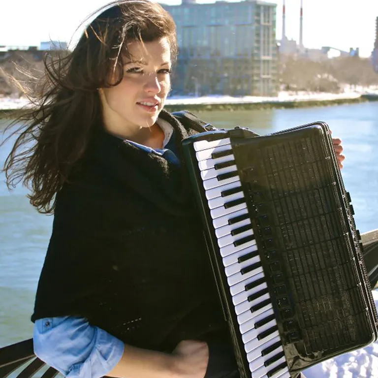 Ksenija Sidorova ar savu akordeonu Ņujorkā 