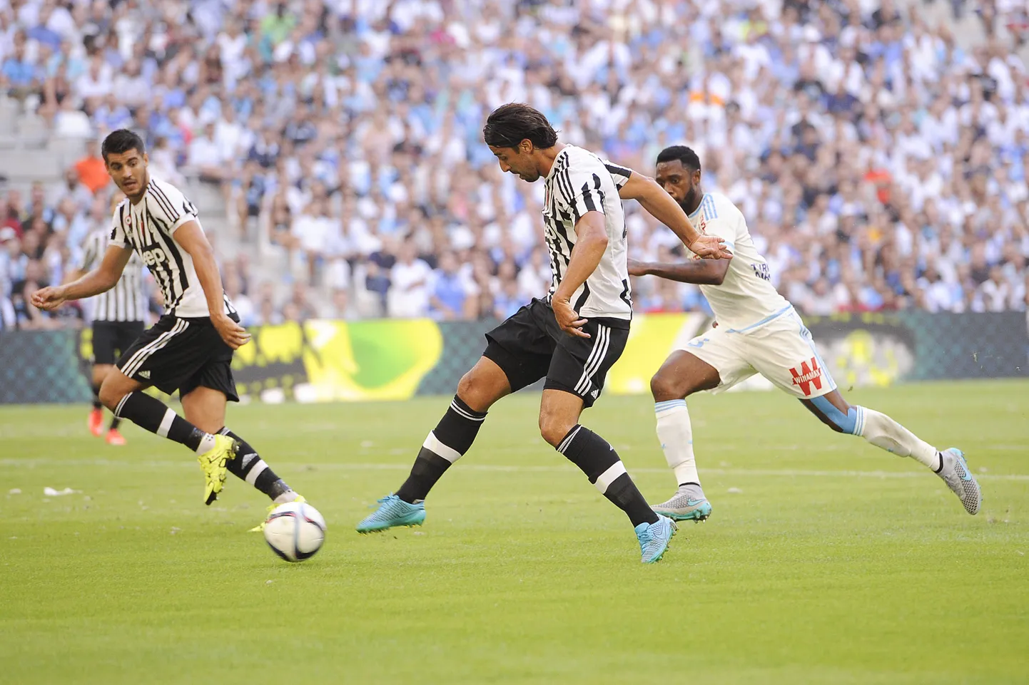 Sami Khedira (keskel, palliga).