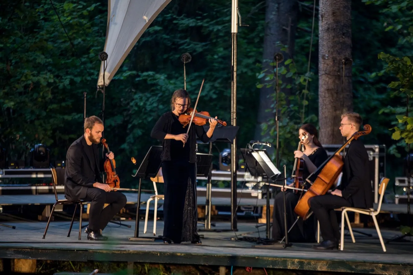 Keelpillikvartett FourEst koosseisus viiuldajad Egert Leinsaar ja Linda-Anette Verte, vioolamängija Sandra Klimaitė ja tšellist Theodor Sink astus esimest korda üles 2019. aasta suvel Leigo Järvemuusika festivalil.